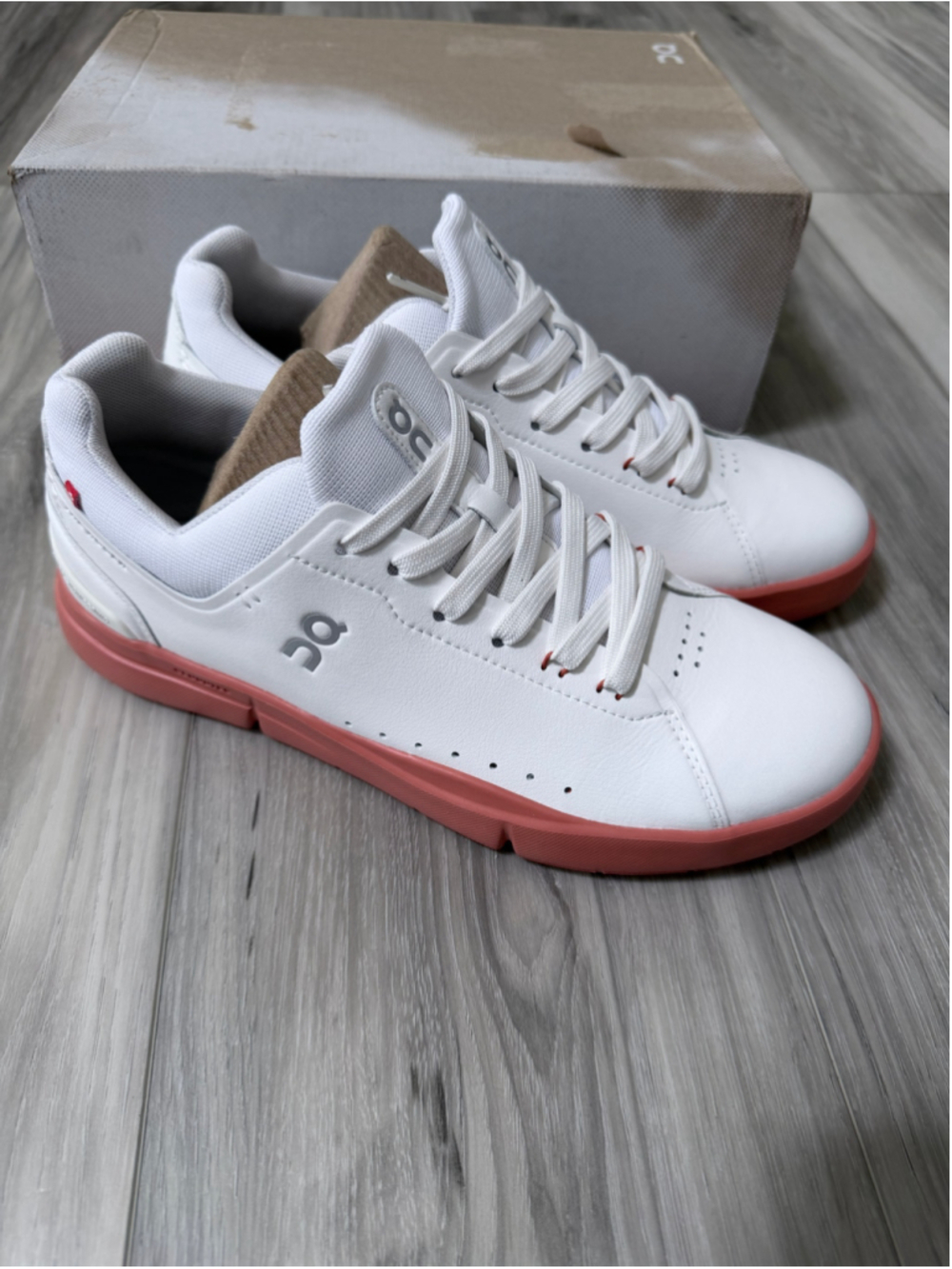 On The Roger Advantage Sneakers Men’s 7.5 White Canyon Pink New in Box